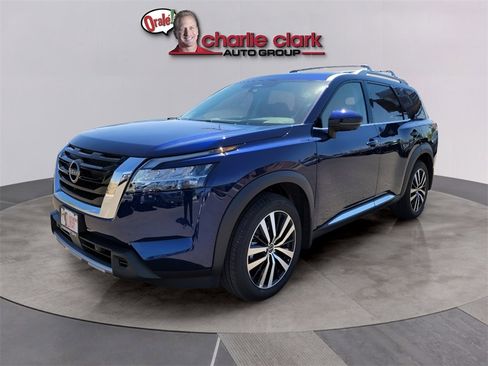 Used 2024 Nissan Pathfinder Platinum w/ Cargo Package image 9