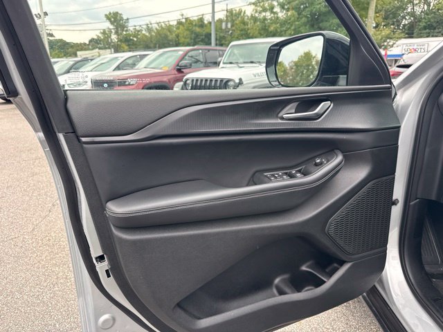 Used 2023 Jeep Grand Cherokee Altitude AWD/4WD image 31