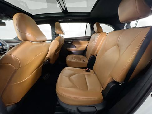 Used 2021 Toyota Highlander Platinum image 25