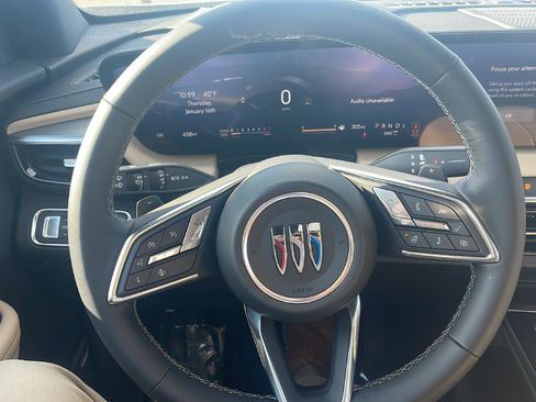 Used 2025 Buick Enclave Preferred w/ Power Package image 7