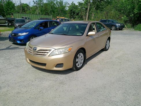 Used 2010 Toyota Camry LE FWD image 2
