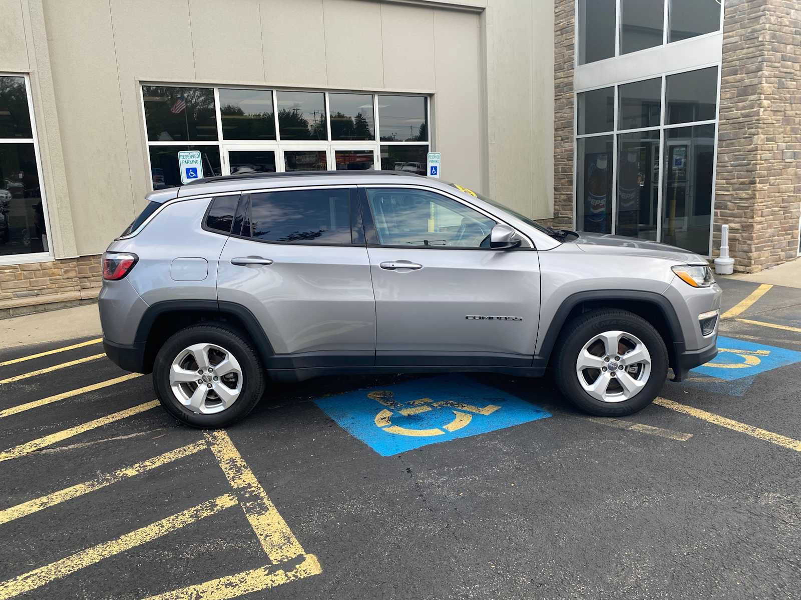 Used 2018 Jeep Compass Latitude w/ Popular Equipment Group AWD/4WD image 14