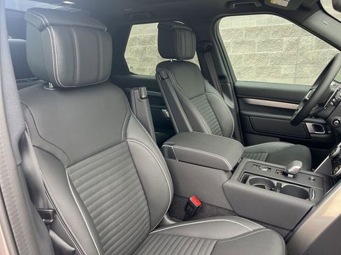 New 2024 Land Rover Discovery Dynamic SE image 14