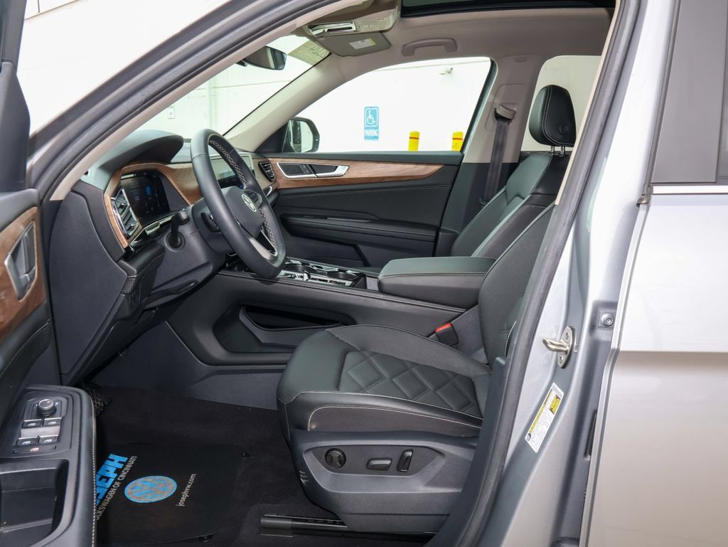 Used 2024 Volkswagen Atlas SE w/ Panoramic Sunroof Package AWD/4WD image 12