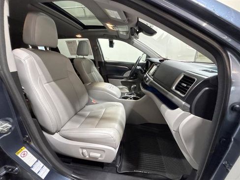 Used 2018 Toyota Highlander Limited image 19