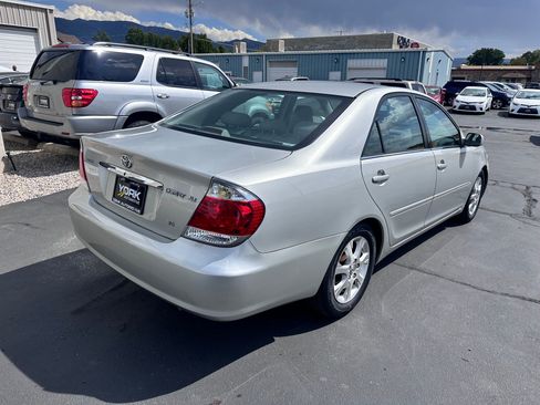 Used 2005 Toyota Camry XLE w/ VSC & Side Airbag Pkg FWD image 3