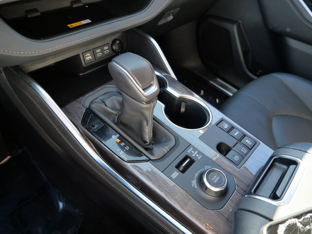 Used 2023 Toyota Highlander Platinum AWD/4WD image 25