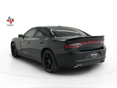Used 2018 Dodge Charger SXT w/ Blacktop Package image 4