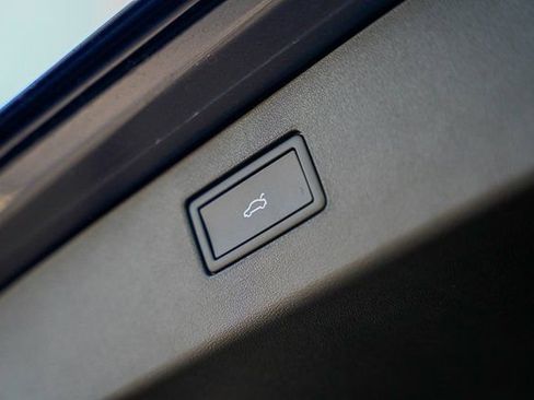 Used 2025 Volkswagen Tiguan SE w/ Panoramic Sunroof Package image 33