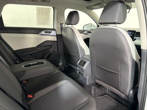 Used 2025 Volkswagen Taos SE w/ Panoramic Sunroof Package FWD image 29