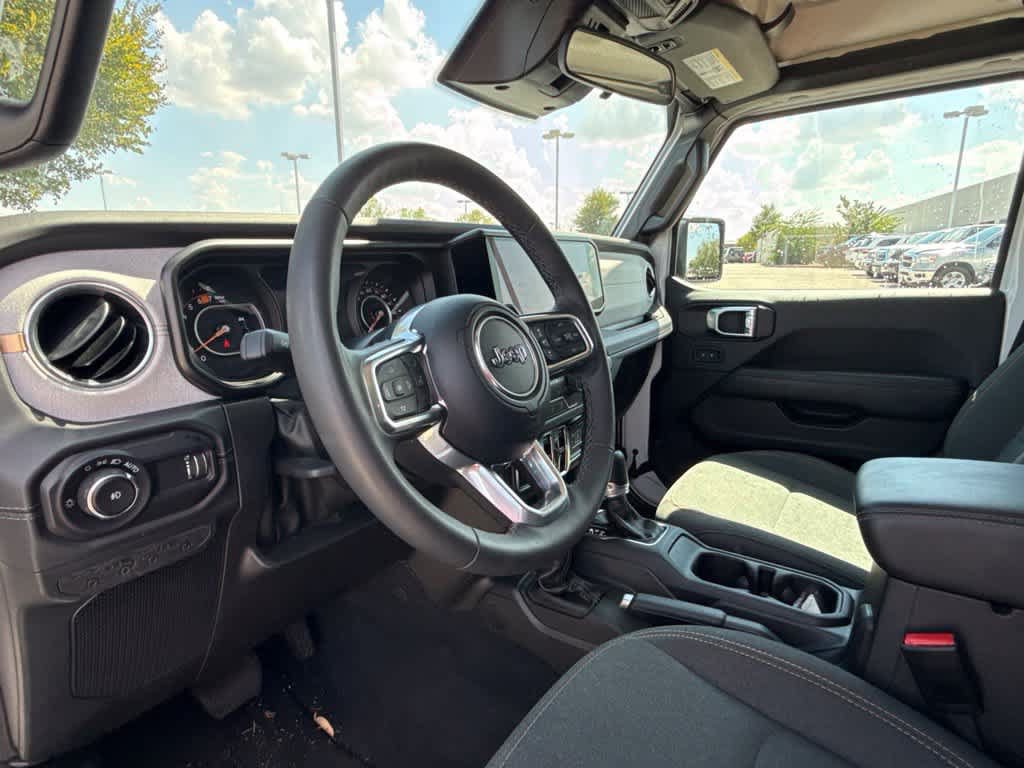Used 2025 Jeep Wrangler Unlimited Sahara AWD/4WD image 18
