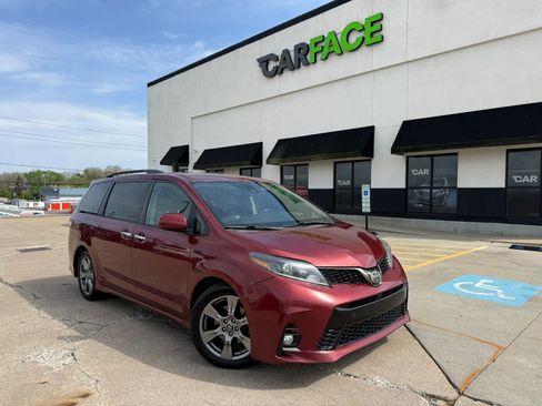 Used 2018 Toyota Sienna SE FWD image 1