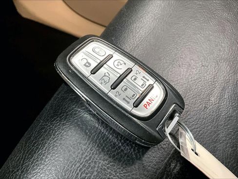 Used 2020 Chrysler Pacifica Touring-L image 17