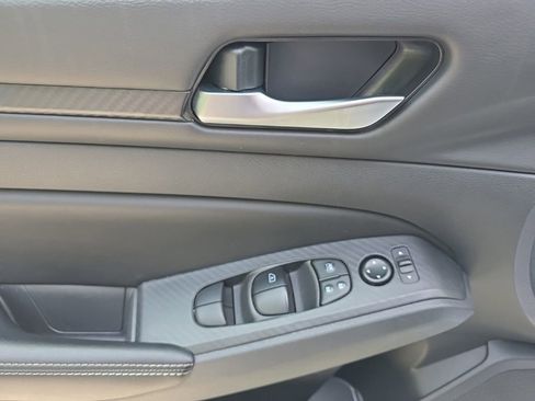 Used 2025 Nissan Altima 2.5 SV FWD image 19