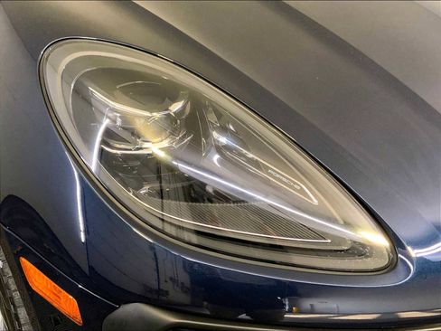 Certified 2023 Porsche Macan image 12