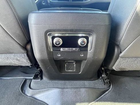 Used 2023 GMC Yukon XL SLT image 30