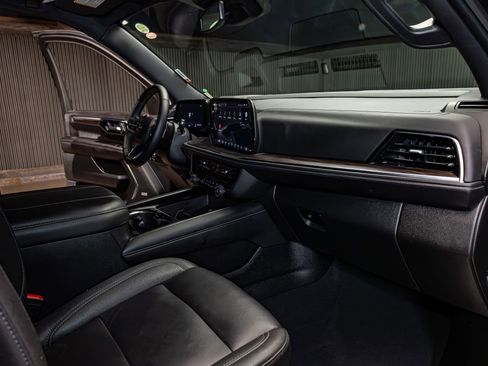 Used 2025 Chevrolet Suburban Z71 w/ Comfort Package image 14