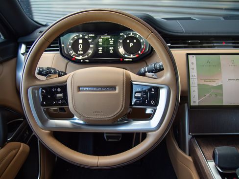Used 2025 Land Rover Range Rover SE AWD/4WD image 13