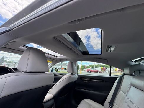 Used 2016 Lexus ES 350 w/ Luxury Package w/Wood Trim FWD image 12