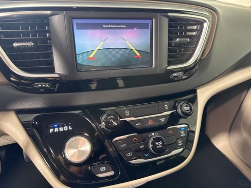 Used 2022 Chrysler Voyager LX image 19