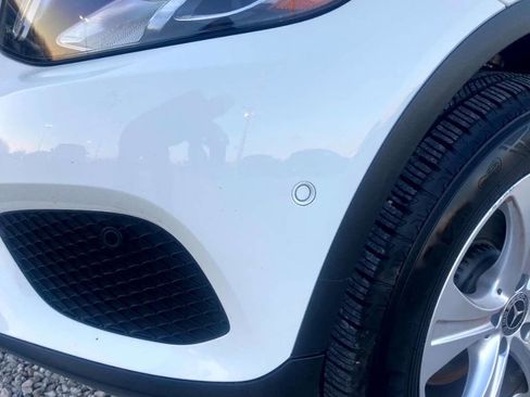 Used 2018 Mercedes-Benz GLC 300 4MATIC image 3