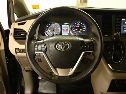 Used 2018 Toyota Sienna XLE Premium image 4