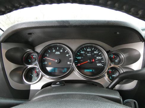 Used 2011 Chevrolet Silverado 2500 LT w/ Interior Plus Package AWD/4WD image 14