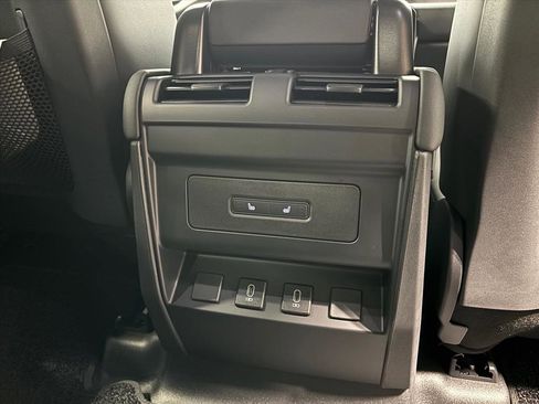 Used 2026 Land Rover Defender 110 X-Dynamic SE image 37