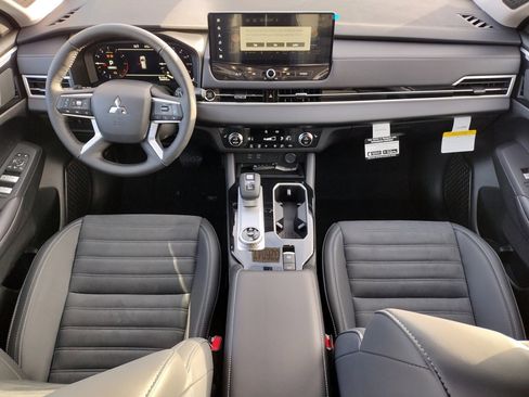 New 2026 Mitsubishi Outlander SE image 2