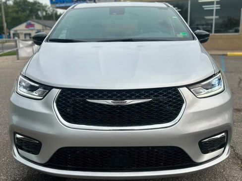 Used 2026 Chrysler Pacifica Limited FWD image 2