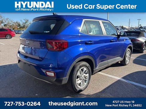 Certified 2022 Hyundai Venue SE image 3
