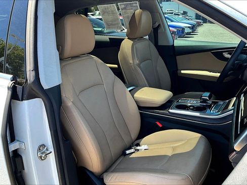 Used 2019 Audi Q8 Premium Plus w/ Premium Plus AWD/4WD image 7