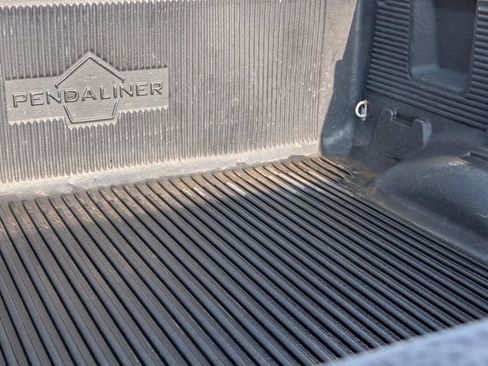 Used 2018 Nissan Titan SV image 9