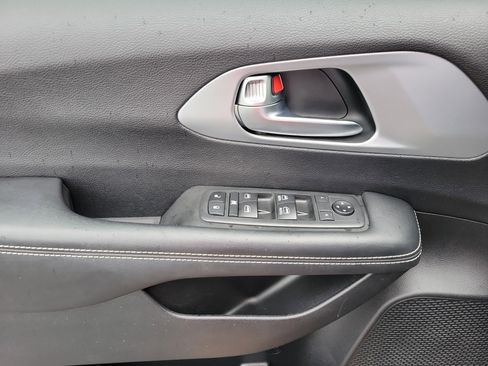 Used 2020 Chrysler Pacifica Touring w/ S Appearance Package FWD image 7