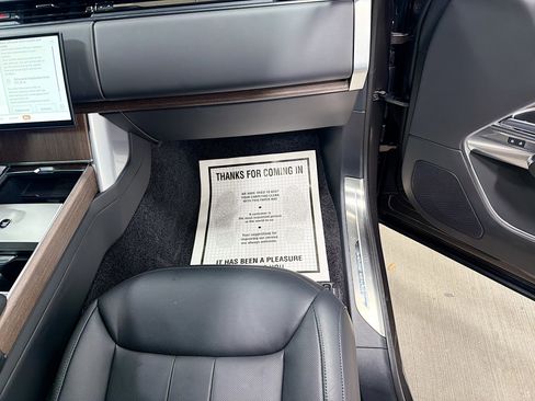 Used 2025 Land Rover Range Rover Long Wheelbase SE image 18