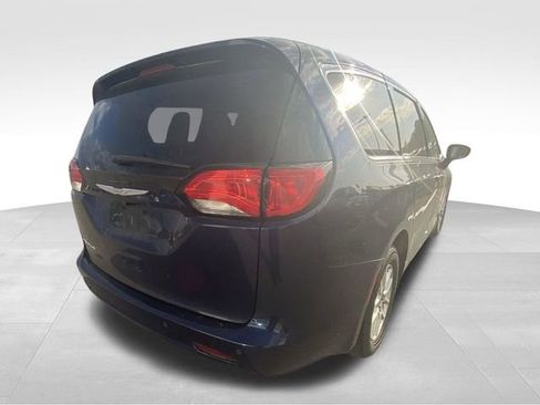 Used 2017 Chrysler Pacifica Touring image 11