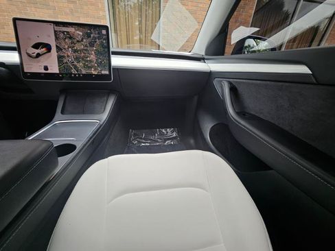Used 2024 Tesla Model Y Long Range RWD image 53