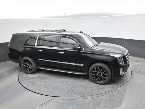 Used 2018 Cadillac Escalade ESV Luxury AWD/4WD image 19