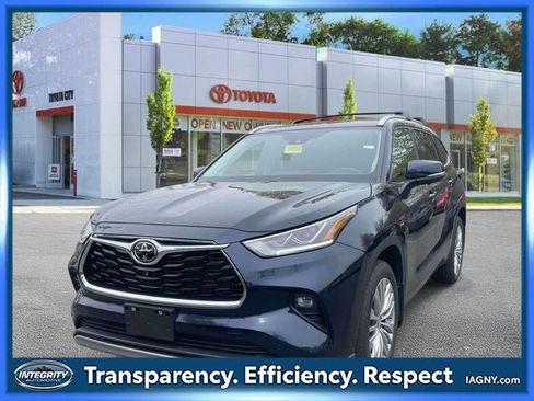 Used 2024 Toyota Highlander Platinum FWD image 4