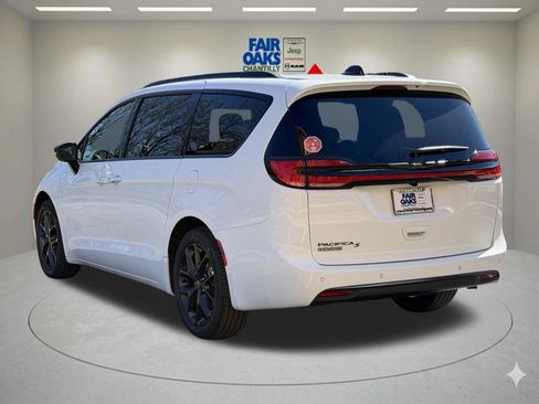 New 2026 Chrysler Pacifica Select w/ S Appearance Package FWD image 8