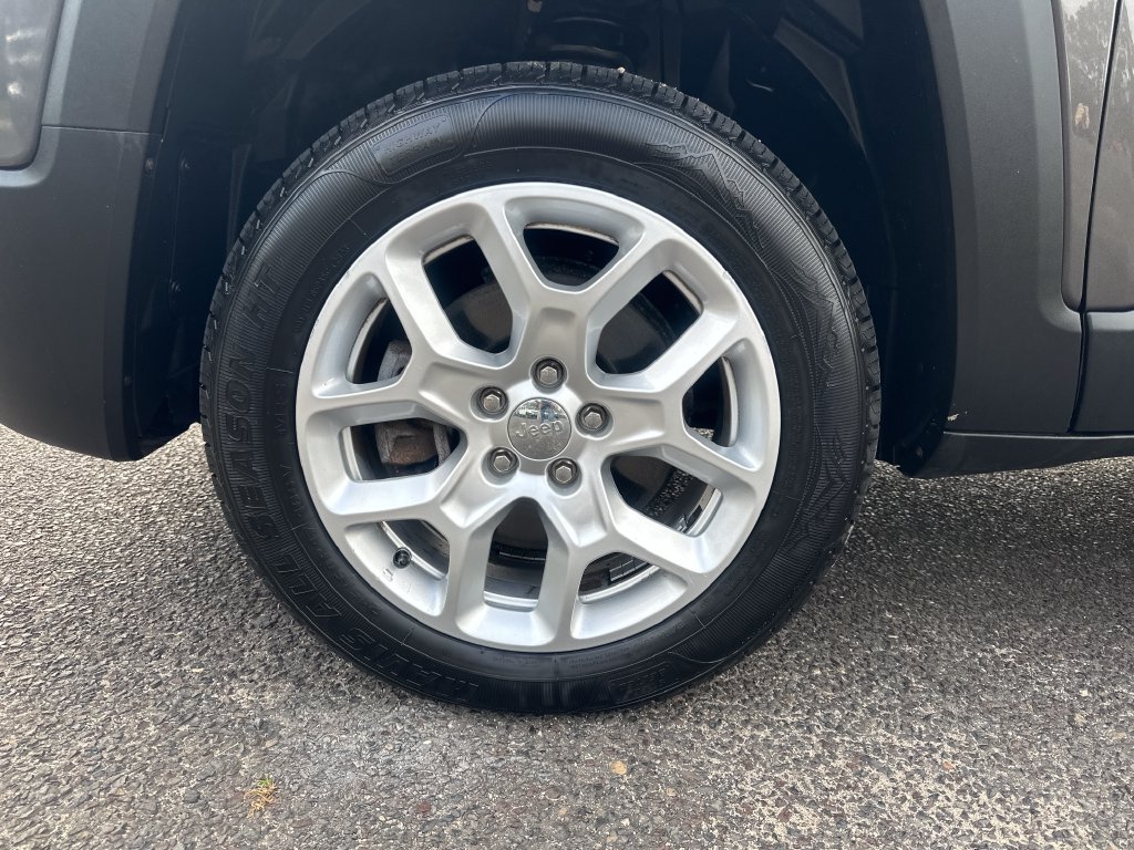 Used 2017 Jeep Renegade Latitude w/ Cold Weather Group AWD/4WD image 9