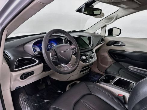 Certified 2024 Chrysler Pacifica Touring-L FWD image 16