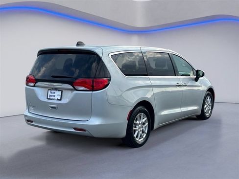 Used 2022 Chrysler Voyager LX FWD image 6