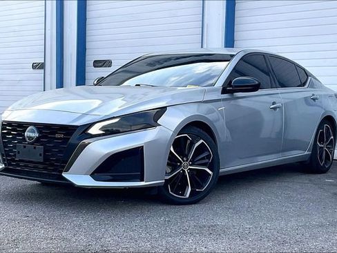 Used 2023 Nissan Altima 2.5 SR FWD image 2
