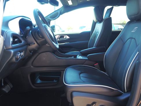 New 2026 Chrysler Pacifica Limited w/ Uconnect Theater Family Group image 12