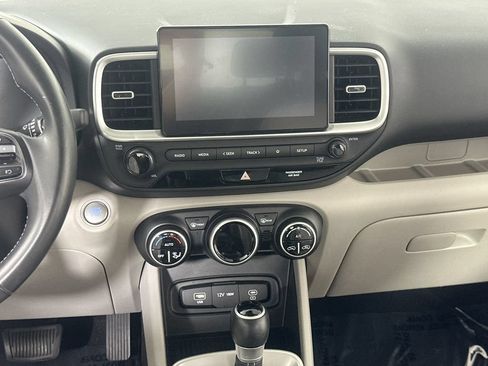 Used 2025 Hyundai Venue SEL FWD image 18
