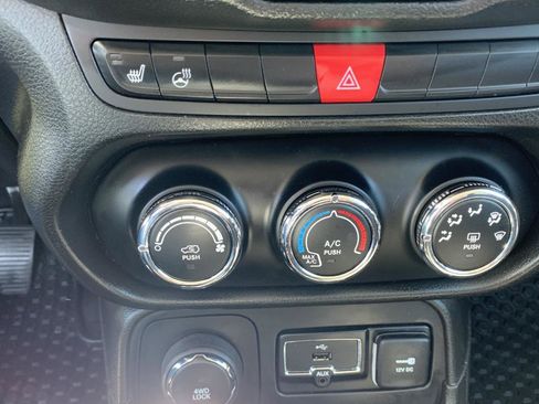 Used 2017 Jeep Renegade Altitude AWD/4WD image 21