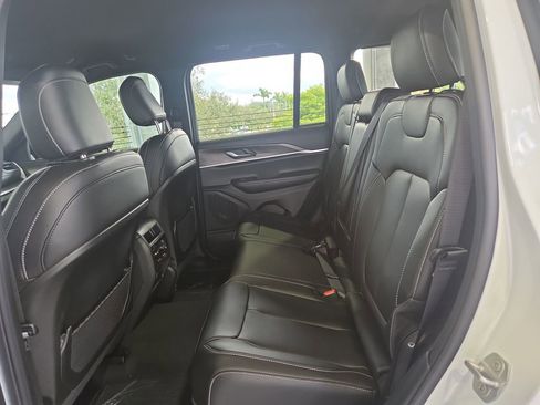 New 2025 Jeep Grand Cherokee Limited w/ Black Appearance Package image 15