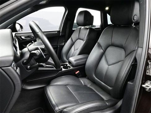 Certified 2022 Porsche Macan image 5