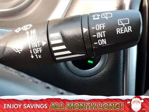 Used 2023 Chevrolet Traverse LT w/ Rear Camera Mirror Package image 27